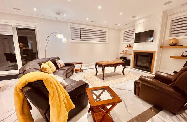 Stylish 2 bedroom Apt, 5 min to Sheppard Subway