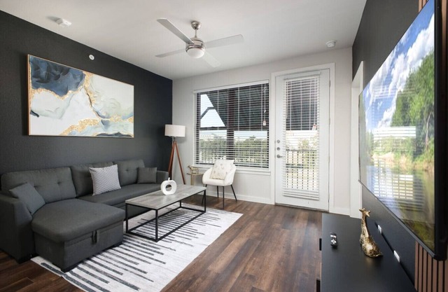 Stylish 2 BR w/Gym, Parking Near Rvrwalk & Dome