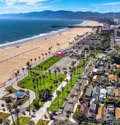 Stylish 2BDR & 2BTH - 15 mins walk to the beach!
