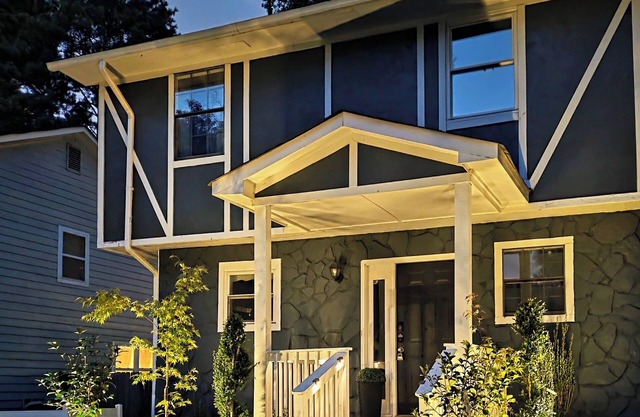Stylish 2BR Townhome 1.6 miles to the Battery!