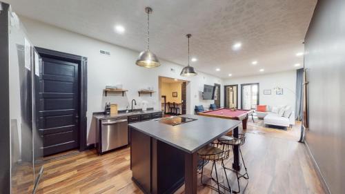 Stylish 2nd Floor Apartment with Pool Table Office Space near Churchill Downs