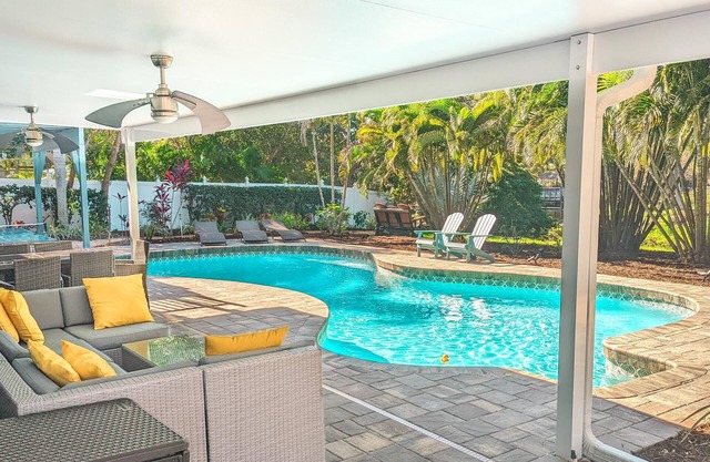 Stylish 3/2.5 Lakefront Pool Home ☀️ NW Bradenton ☀️ Quiet Cul-de-sac