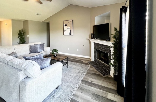 Stylish 3 Bed 2 Bath Home close to parks and shops!