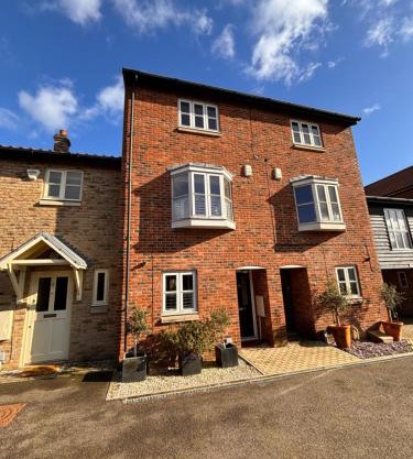 Stylish 3 bedroom townhouse for 5 guests, set in the medieval grid with off street parking