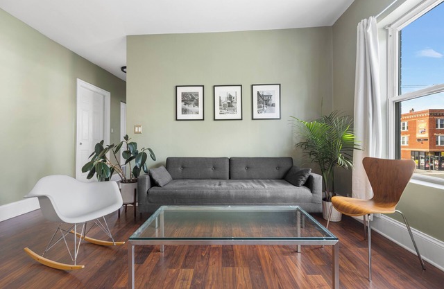 Stylish 3-bedroom apartment in Humboldt Park with AC