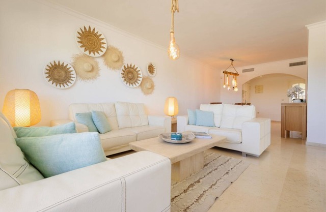 Stylish 3 bedroom flat with sea views in Elviria Marbella