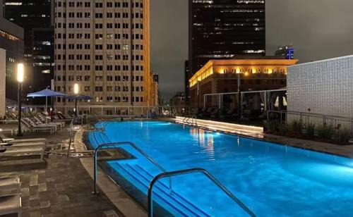 Stylish 3BR High-Rise with Pool, Hot Tub & Rooftop Views