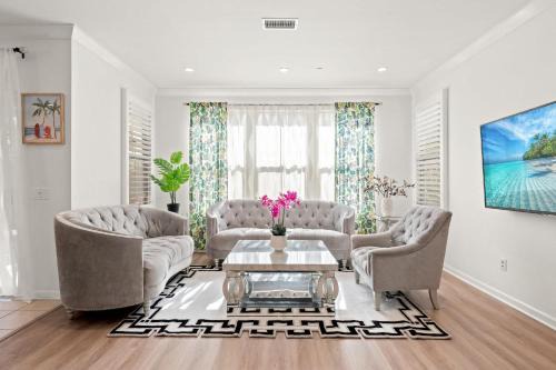 Stylish 3BR Irvine Oasis Family Friendly w Garage