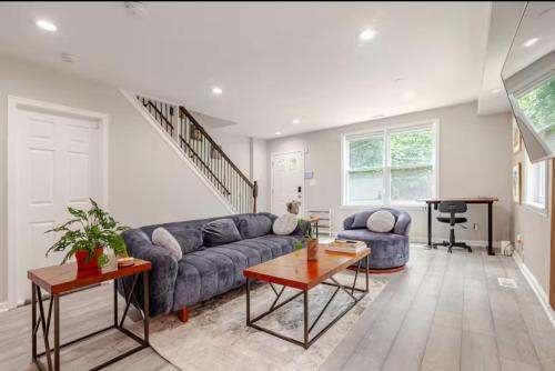 Stylish 3BR Townhouse with Backyard,and Easy Parking