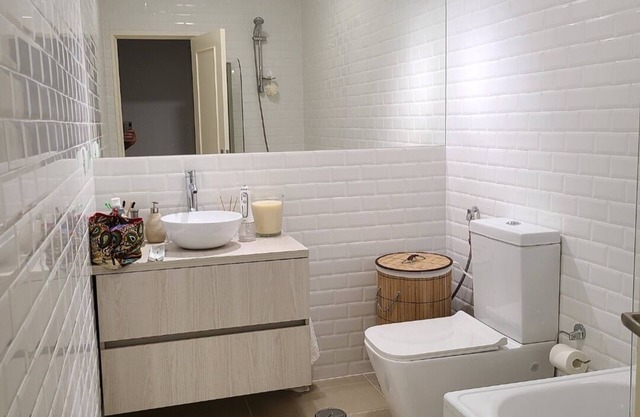 Stylish 4 bedroom - 10 min walk to the beach