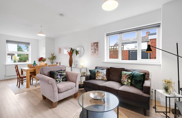 Stylish 4 Bedroom, 2.5-Bath Home in Borehamwood