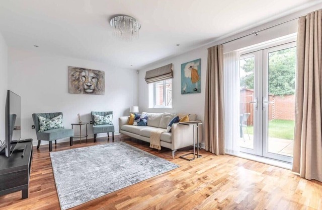 Stylish 4-Bedroom Retreat in Slough