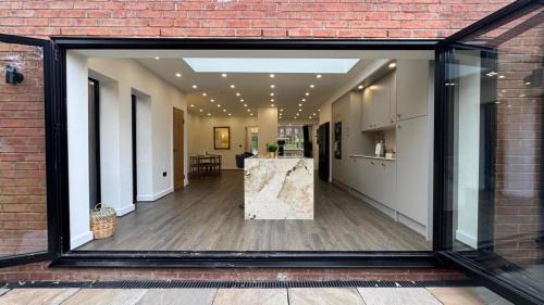 Stylish 4Bed House - Garden - High Speed Internet - Parking 154R