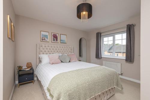 Stylish 5-Bed Townhouse In Wakefield