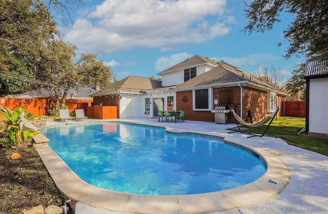 Stylish 5-Bedroom Home w Pool & Modern Amenities