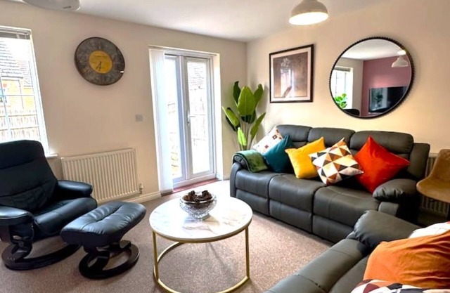 Stylish 5BR Retreat: w/King Bed,3Baths and WC,Free Parking -Sleeps 9 Comfortably