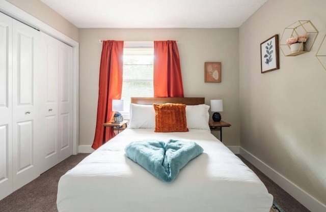 Stylish and Cozy 2 Bed/1.5 Bath Home