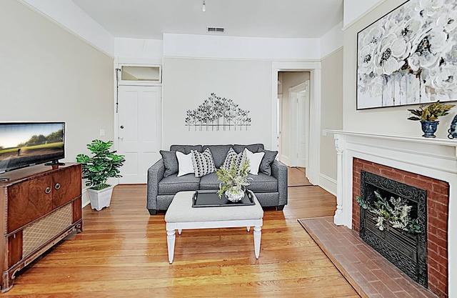 Stylish apartment with old-world charm - walk to Forsyth Park, Historic District