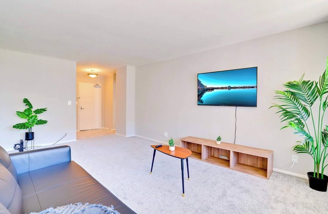 Stylish Apt - Pool, Gym & Close to DC