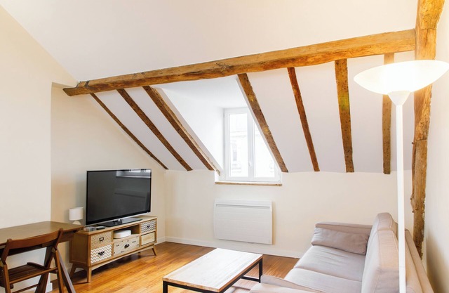 Stylish & Bright 1-Bedroom Apartment in Montmartre