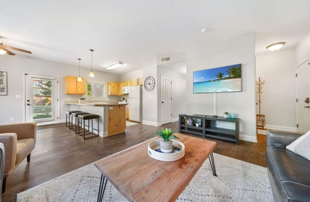 Stylish CDA Condo – Pet Friendly + Near Everything