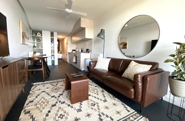 Stylish Central Lake View Apartment - free parking