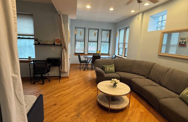 Stylish Chicago 1.5BR, 1 Bath + Sleeper Sofa Condo