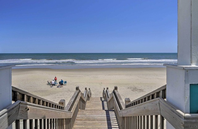 Stylish Coastal Home: Walk to Corolla Beach!