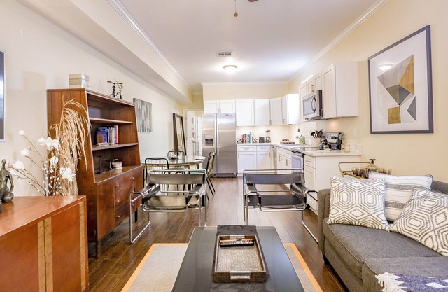 Stylish Condo w Sunny Backyard Patio 3br-2ba