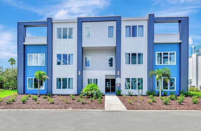 Stylish Condo with Pool Table near Disney with Resort & Waterpark Access -.