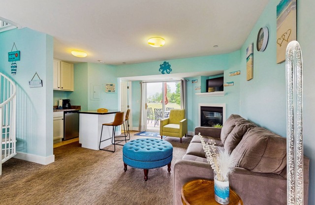 Stylish condo with well-equipped kitchen, pool, firepits, & gas fireplace