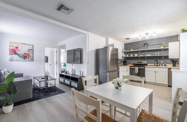 Stylish Cottage Near Beach, Downtown, and Airport