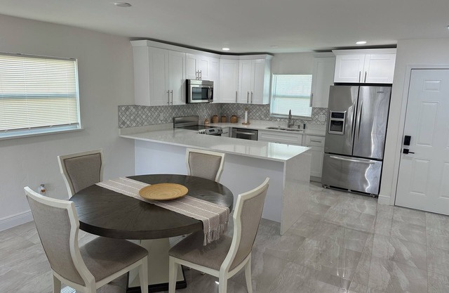 Stylish cozy apt, central location, self check-in, perfect for exploring.