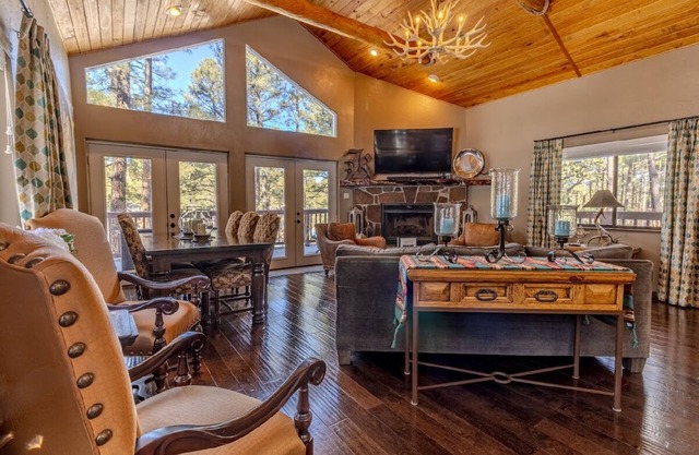Stylish Cozy Cabin Surrounded in Pines- Hot Tub