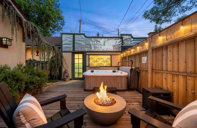Stylish & Cozy Downtown 2 Bedroom Unit w/Hot Tub
