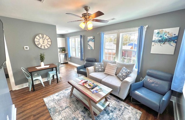 Stylish Cozy Tree House Pet Friendly!