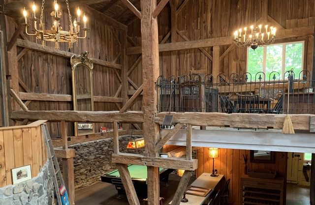 Stylish Dairy Barn with mountain views, hot tub, sauna, pool table, pet friendly