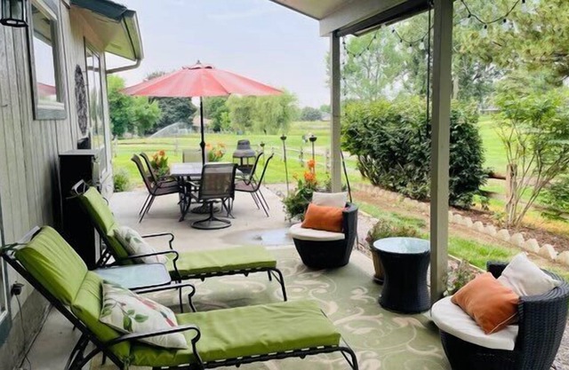 Stylish dog-friendly townhouse with firepit, great golfer's getaway