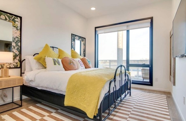 Stylish downtown condo w/pool & parking