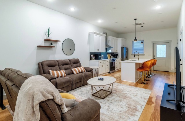 Stylish Downtown Getaway – Walk to Everything!