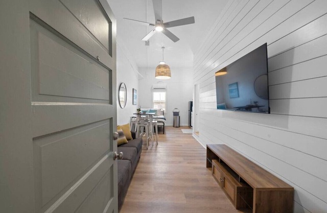 Stylish Downtown Loft, Walk to The Strand