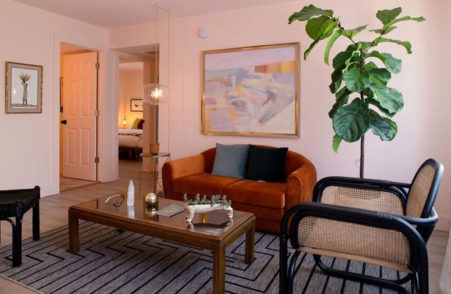 Stylish & Eclectic Modern 2/2 Apt - WeAreGrateful