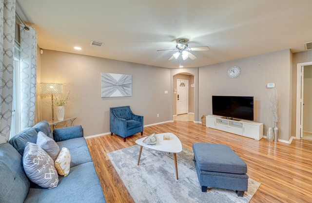 Stylish Family Home: 3 Mi to SeaWorld San Antonio!