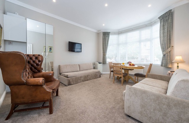 Stylish Flat 12 minutes (tube)to Oxford Street ,Central London,sleeps 6,parking.