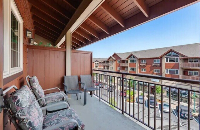 Stylish, fully equipped 2-bed/2-bath condo in Riverstone Village