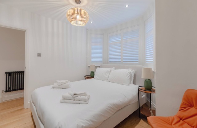Stylish Garden Home 2 BDR Wimbledon