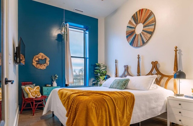 Stylish Getaway: Full Kitchen, Spa, Sleeps 6, Rooftop
