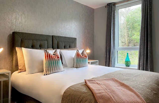 Stylish Glasgow Apartment with Parking