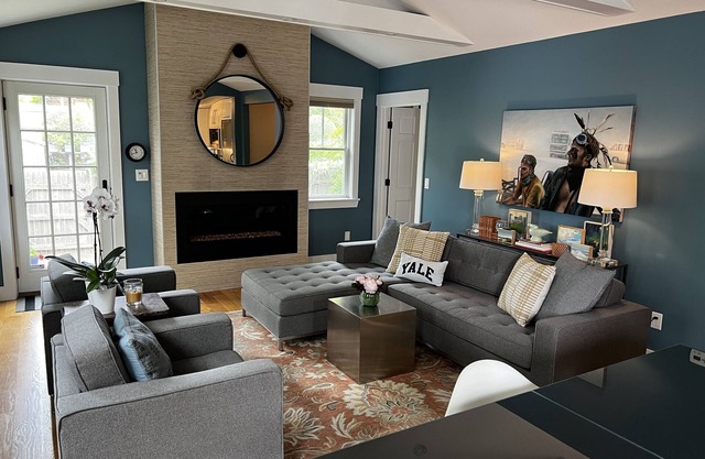 Stylish & Great Location - Sleeps 4 w/2-baths: Gourmet Kitchen, 2-car Parking