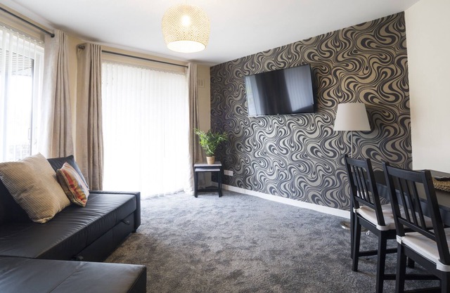 Stylish ground floor one bedroom self catering apartment close to Emirates Arena